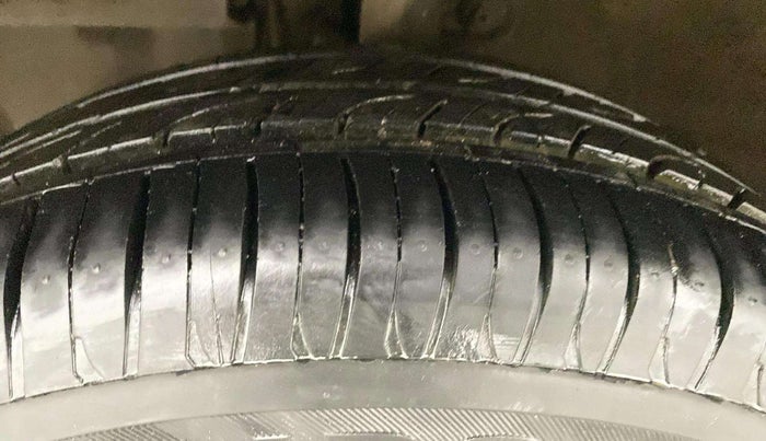 2016 Mahindra Kuv100 K8 6 STR, Petrol, Manual, 35,228 km, Left Front Tyre Tread