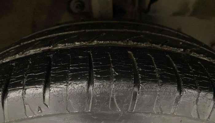 2016 Mahindra Kuv100 K8 6 STR, Petrol, Manual, 35,228 km, Right Front Tyre Tread