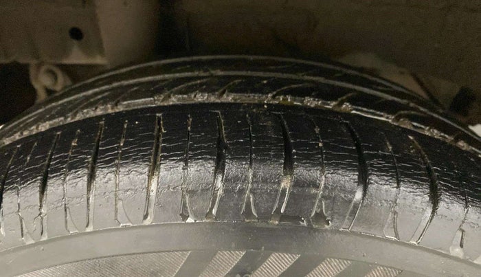 2016 Mahindra Kuv100 K8 6 STR, Petrol, Manual, 35,228 km, Right Rear Tyre Tread