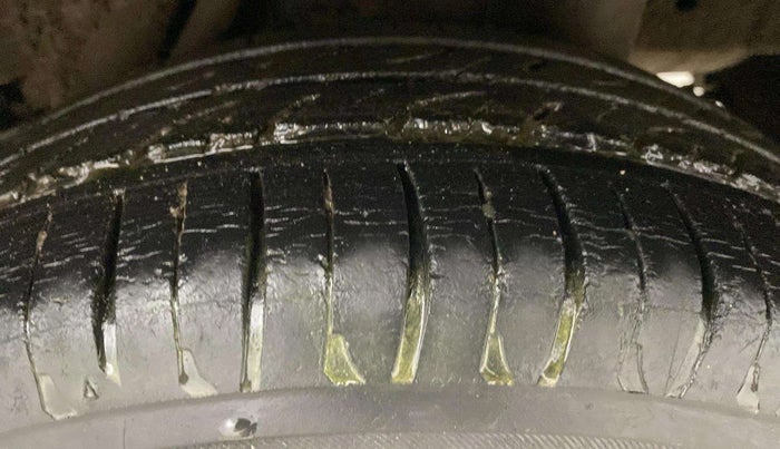 2016 Mahindra Kuv100 K8 6 STR, Petrol, Manual, 35,228 km, Left Rear Tyre Tread