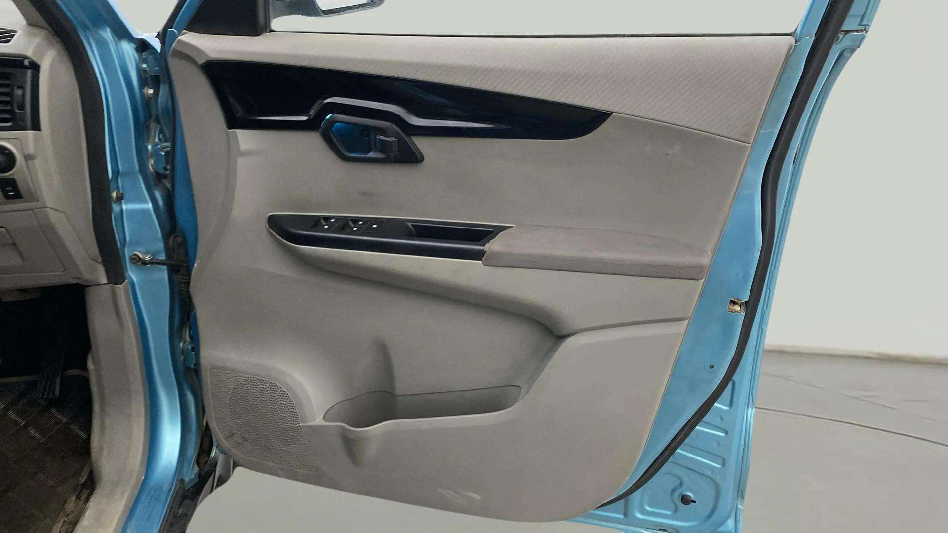 Driver-side-door-panel-control-39