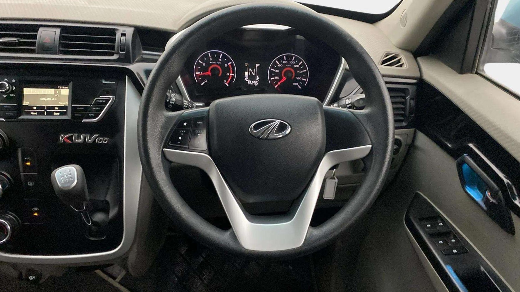 Steering-wheel-close-up-29