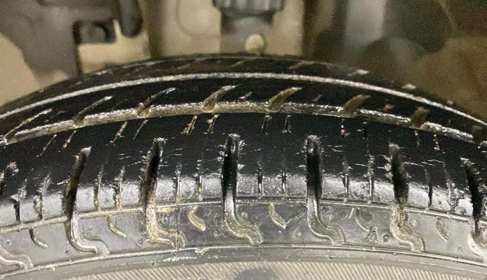 2017 Renault Kwid RXT 1.0 (O), CNG, Manual, 24,012 km, Left Front Tyre Tread