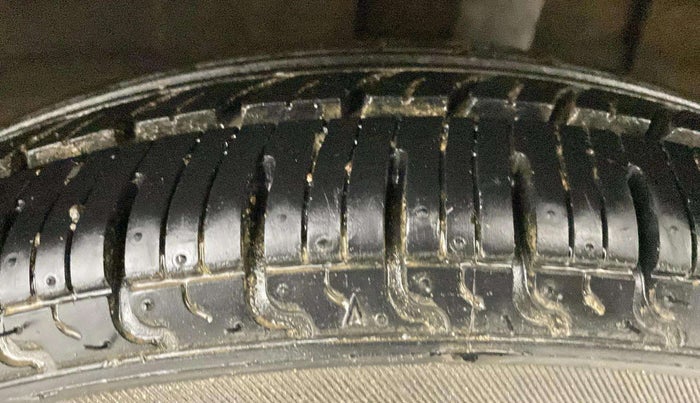 2017 Renault Kwid RXT 1.0 (O), CNG, Manual, 24,012 km, Left Rear Tyre Tread