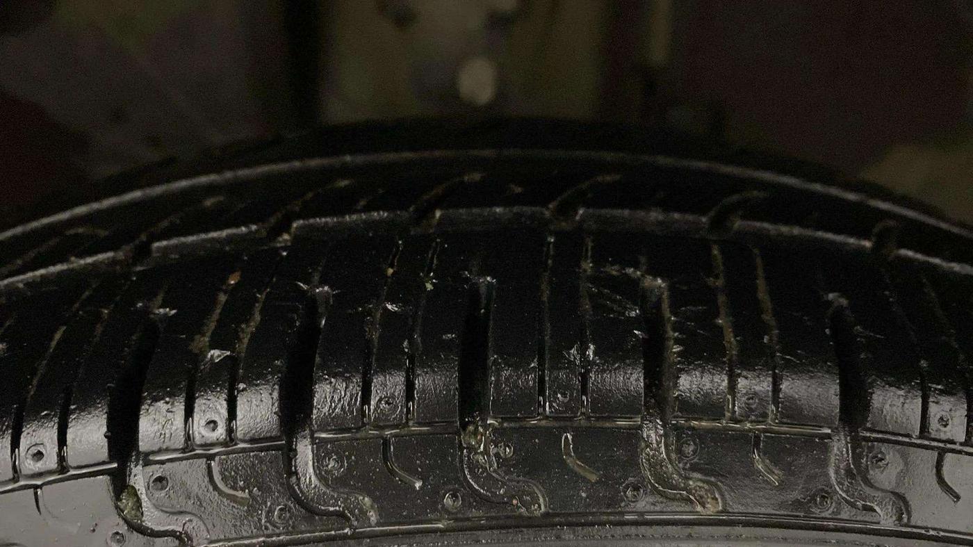 2017 Renault Kwid RXT 1.0 (O), CNG, Manual, 24,091 km, Right Front Tyre Tread