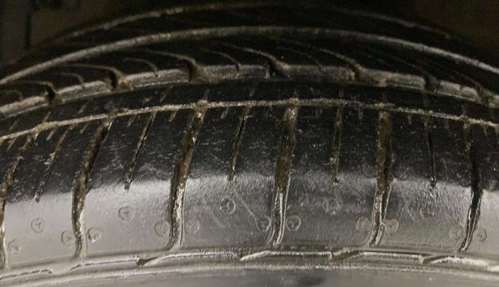 2018 Maruti Ertiga ZXI+, Petrol, Manual, 27,551 km, Left Front Tyre Tread