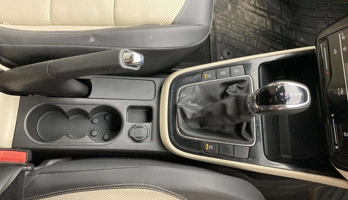 2022 Skoda SLAVIA STYLE 1.0L TSI AT, Petrol, Automatic, 27,837 km, Gear Lever