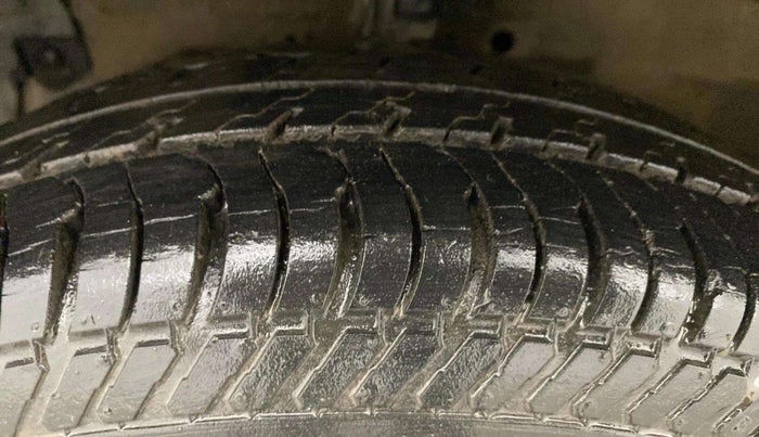 2014 Maruti Swift VXI, Petrol, Manual, 16,599 km, Left Front Tyre Tread