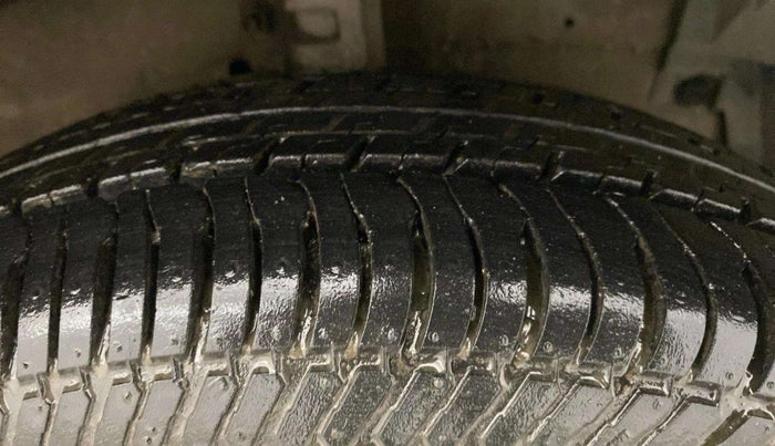 2014 Maruti Swift VXI, Petrol, Manual, 16,599 km, Right Front Tyre Tread