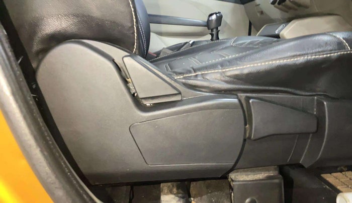 2022 Renault TRIBER RXZ, Petrol, Manual, 62,220 km, Driver Side Adjustment Panel