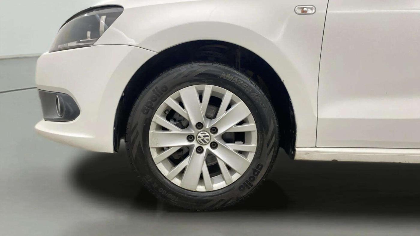 2015 Volkswagen Vento HIGHLINE 1.6 MPI, Petrol, Manual, 98,812 km, Left Front Wheel