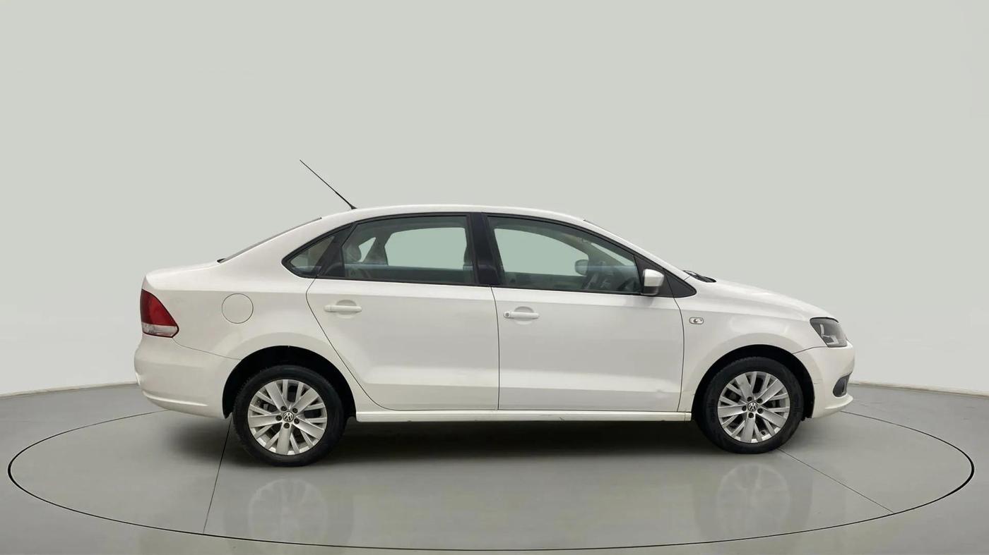 2015 Volkswagen Vento HIGHLINE 1.6 MPI, Petrol, Manual, 98,812 km, Right Side View