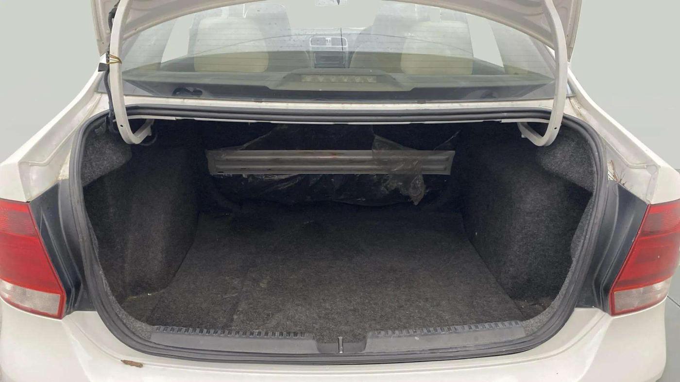 2015 Volkswagen Vento HIGHLINE 1.6 MPI, Petrol, Manual, 98,812 km, Boot Open Zoomed View