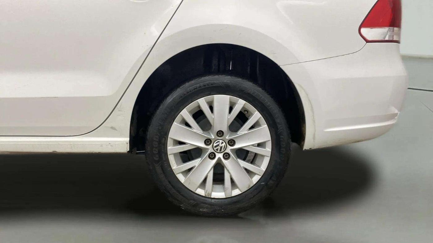 2015 Volkswagen Vento HIGHLINE 1.6 MPI, Petrol, Manual, 98,812 km, Left Rear Wheel