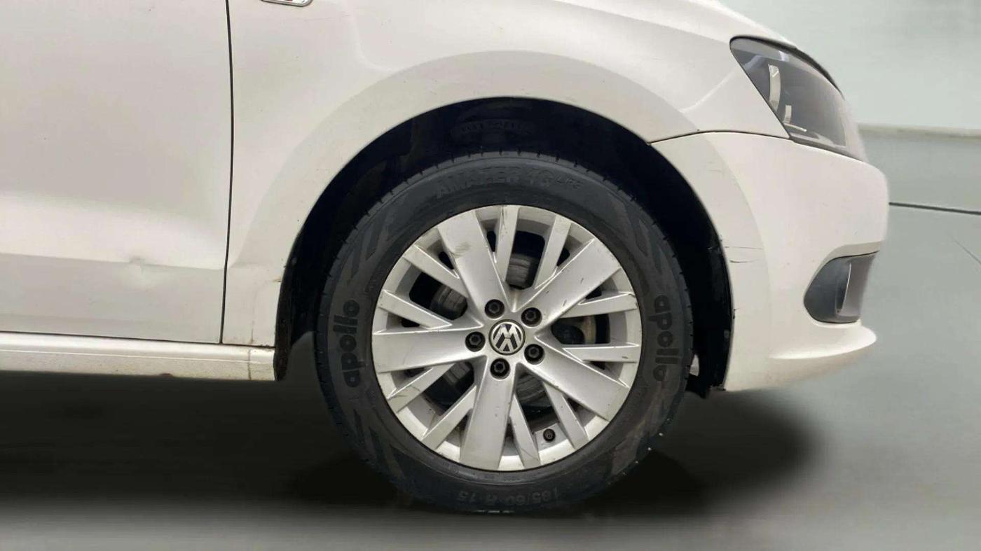 2015 Volkswagen Vento HIGHLINE 1.6 MPI, Petrol, Manual, 98,812 km, Right Front Wheel