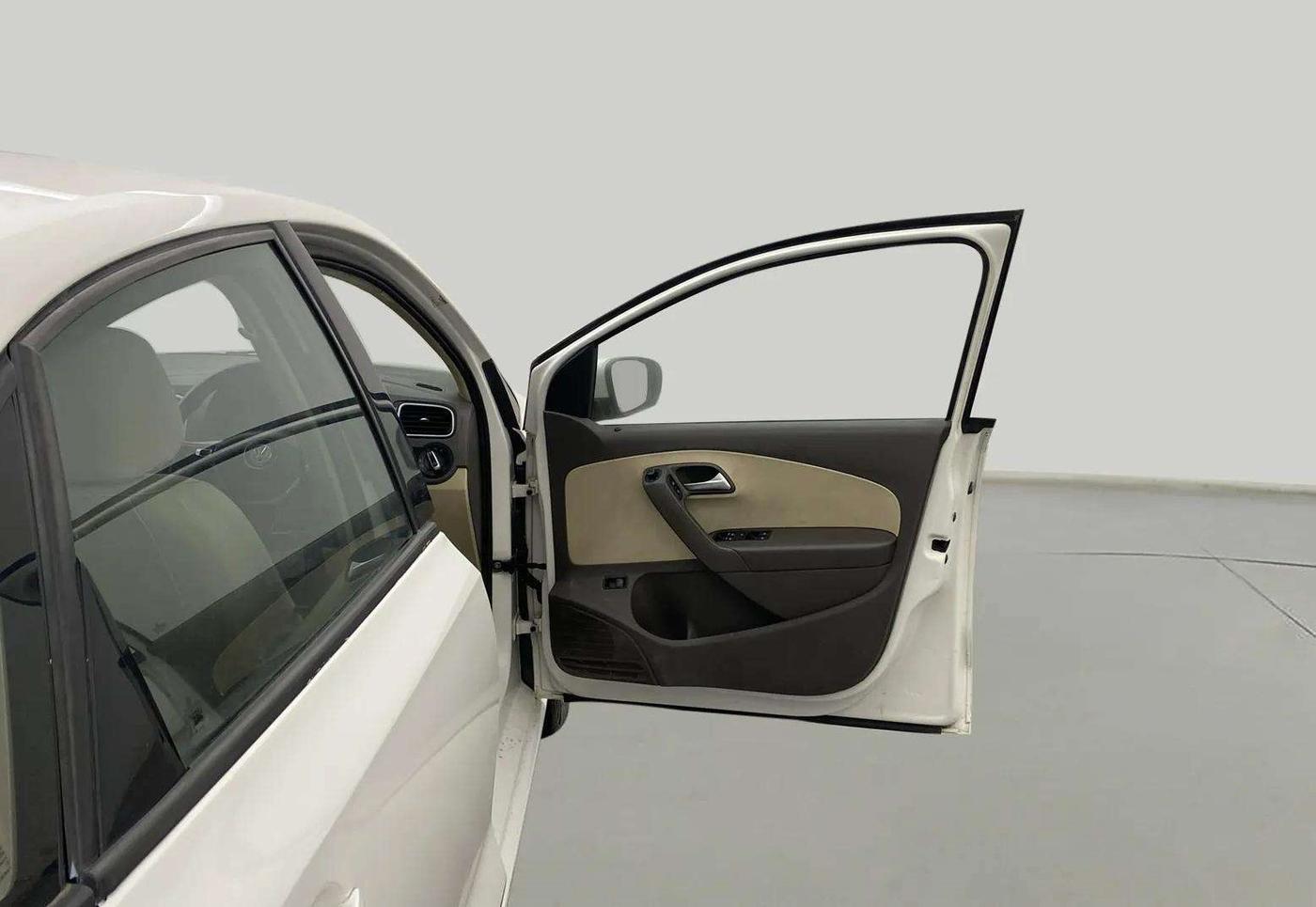 2015 Volkswagen Vento HIGHLINE 1.6 MPI, Petrol, Manual, 98,812 km, RHS Front Door