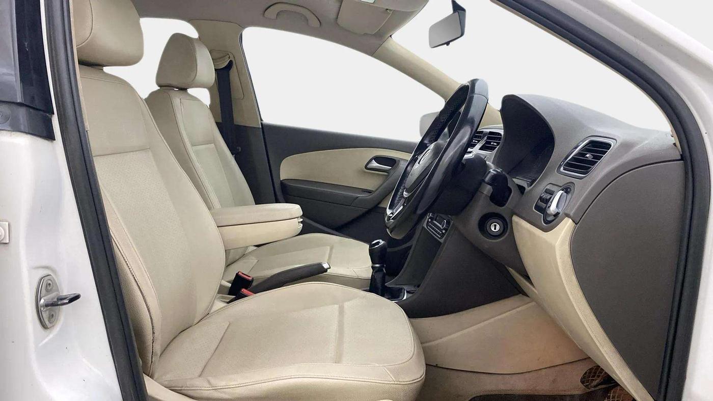 2015 Volkswagen Vento HIGHLINE 1.6 MPI, Petrol, Manual, 98,812 km, Right Side Front Door Cabin