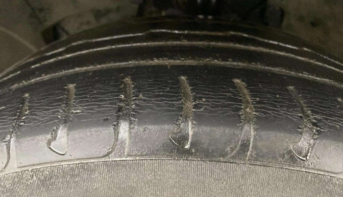 2015 Renault Duster RXL PETROL, CNG, Manual, 53,950 km, Left Front Tyre Tread