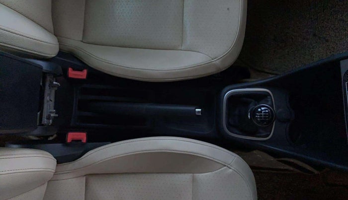 2020 Volkswagen Vento HIGHLINE PLUS 1.0L TSI, Petrol, Manual, 65,463 km, Gear Lever