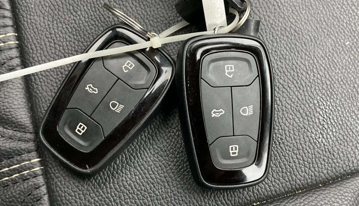 2023 Tata ALTROZ XZA + SUNROOF, Petrol, Automatic, 13,414 km, Key Close Up
