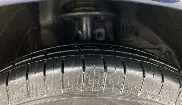 2020 Maruti Swift LXI, Petrol, Manual, 1,21,633 km, Right Front Tyre Tread