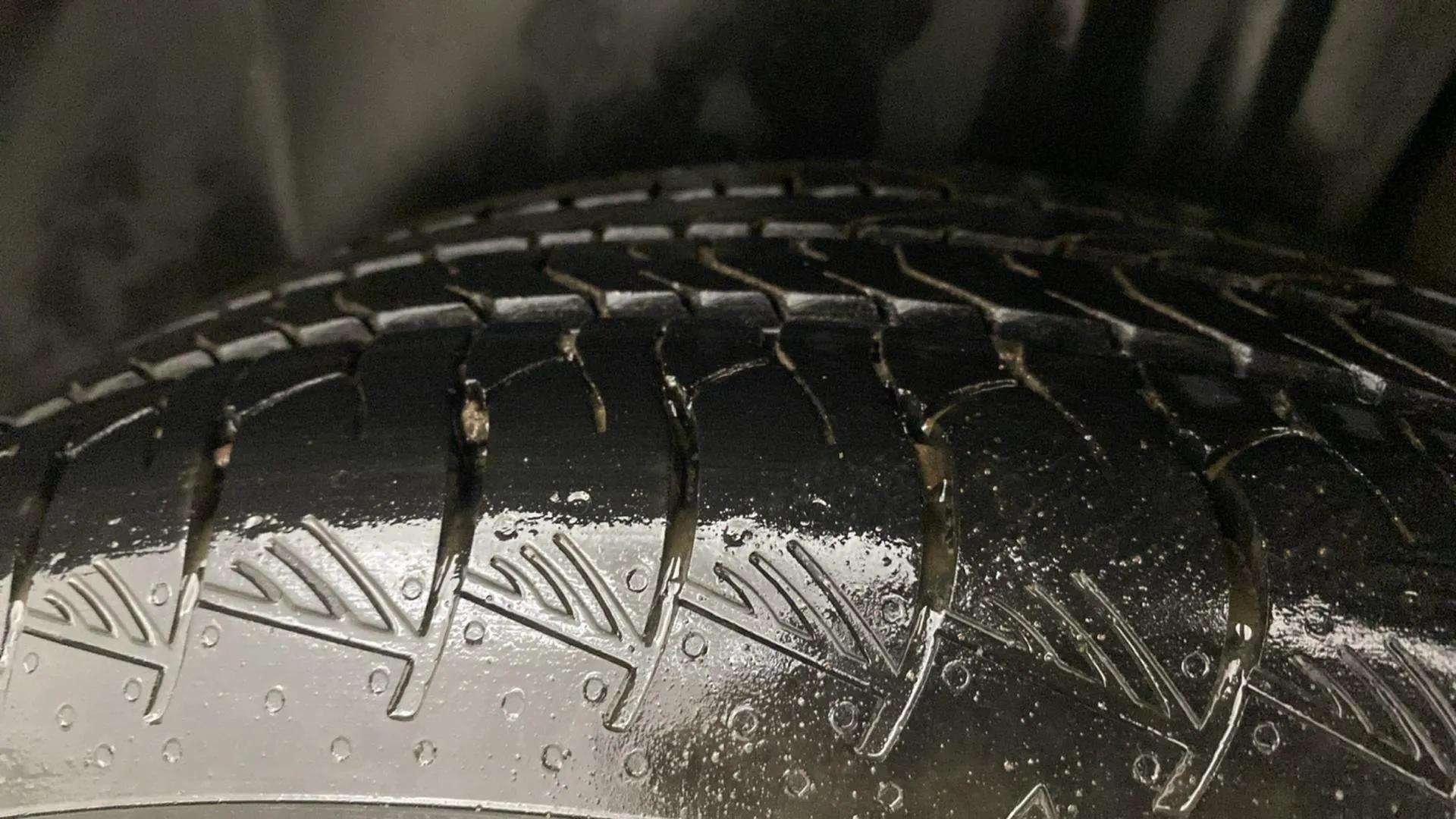 LHS-Rear-Tyre-Tread-21