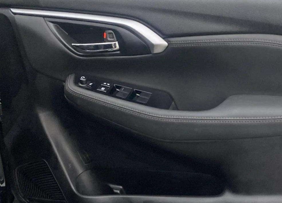Driver-side-door-panel-control-39