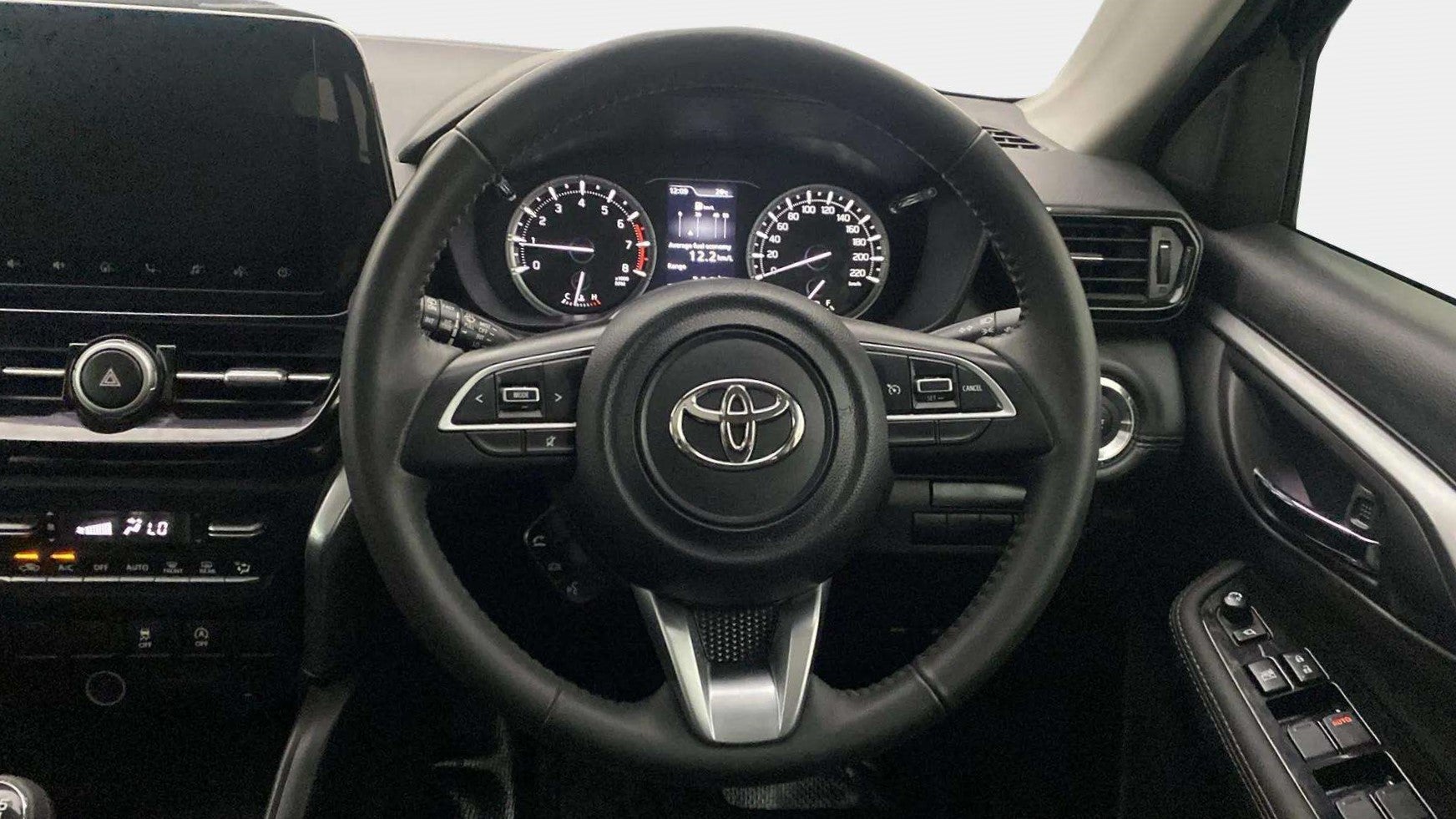 Steering-wheel-close-up-29