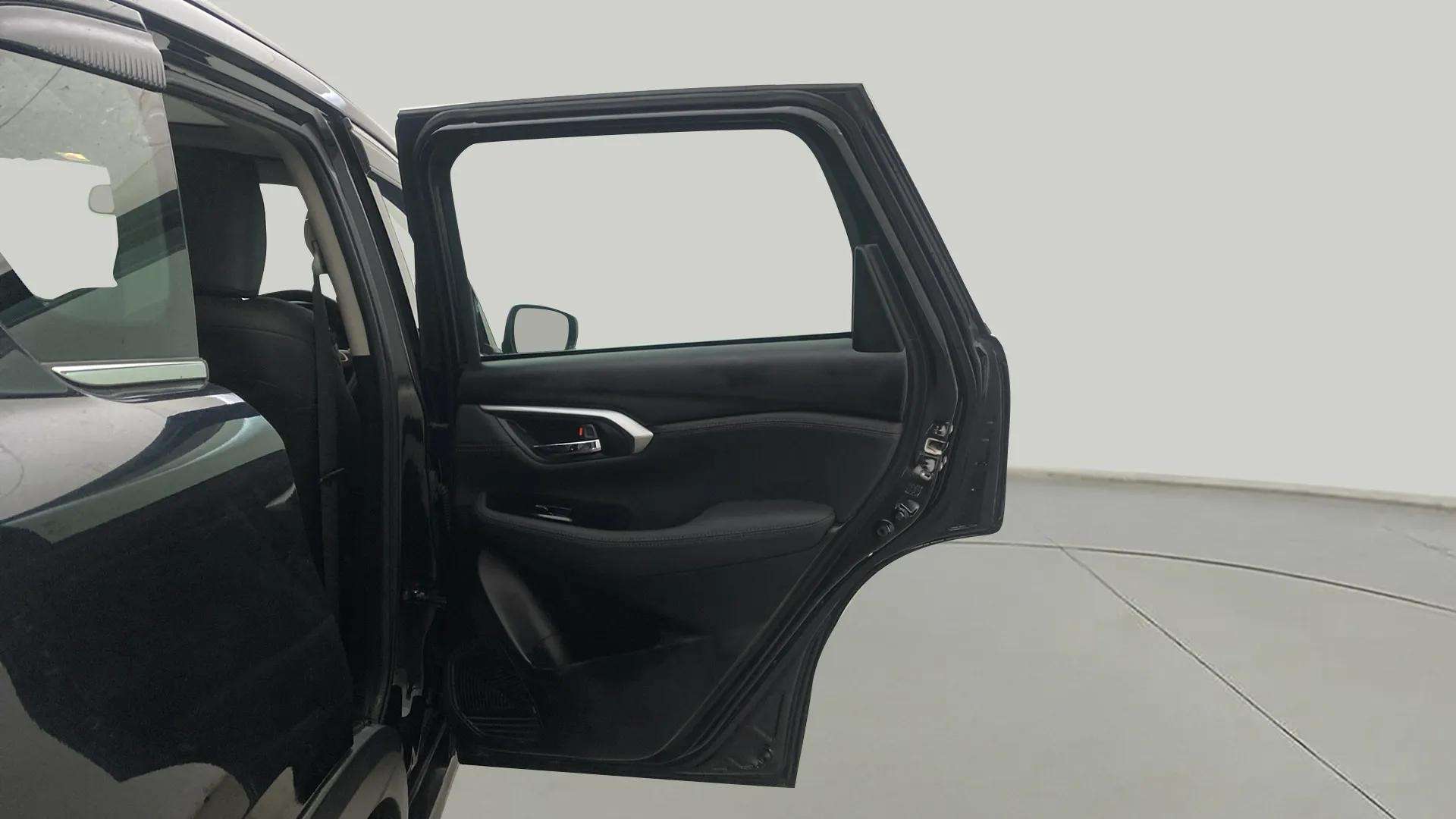 RHS-Rear-Door-Open-33