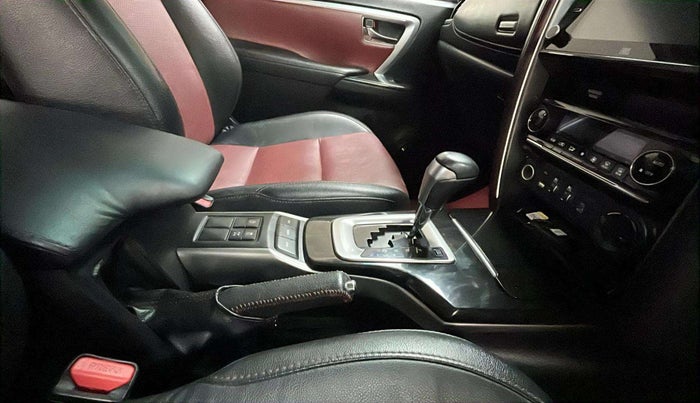 2022 Toyota Fortuner 4X4 AT 2.8 LEGENDER, Diesel, Automatic, 61,622 km, Gear Lever