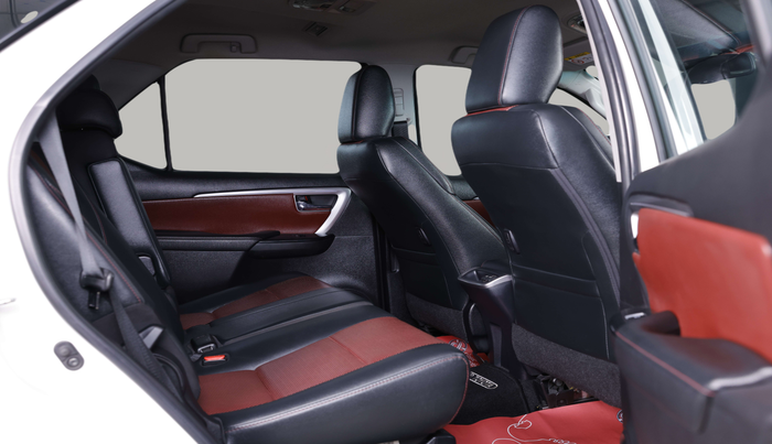2022 Toyota Fortuner 4X4 AT 2.8 LEGENDER, Diesel, Automatic, 61,622 km, Right Side Rear Door Cabin