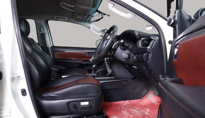 2022 Toyota Fortuner 4X4 AT 2.8 LEGENDER, Diesel, Automatic, 61,622 km, Right Side Front Door Cabin