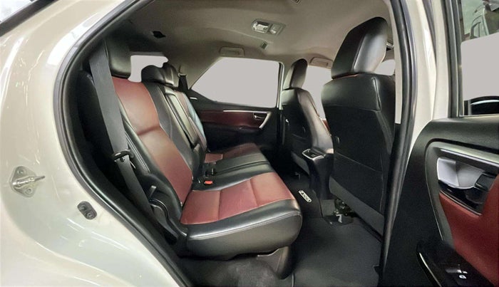 2022 Toyota Fortuner 4X4 AT 2.8 LEGENDER, Diesel, Automatic, 61,622 km, Right Side Rear Door Cabin