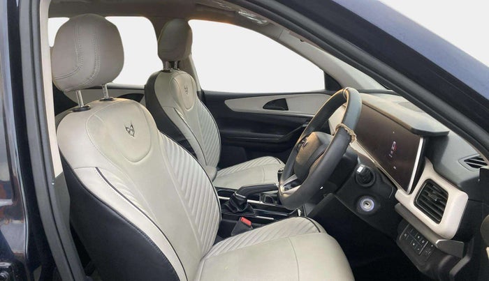 2022 Mahindra XUV700 AX 5 P MT 5 STR, Petrol, Manual, 22,083 km, Right Side Front Door Cabin