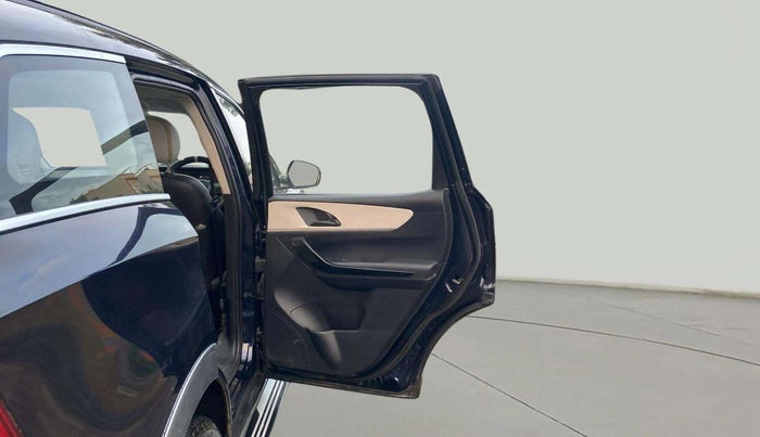 2022 Mahindra XUV700 AX 5 P MT 5 STR, Petrol, Manual, 22,083 km, RHS Rear Door