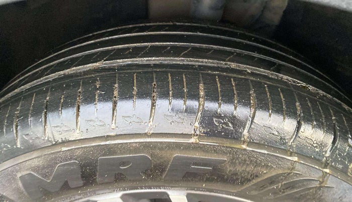2022 Mahindra XUV700 AX 5 P MT 5 STR, Petrol, Manual, 22,083 km, Left Front Tyre Tread