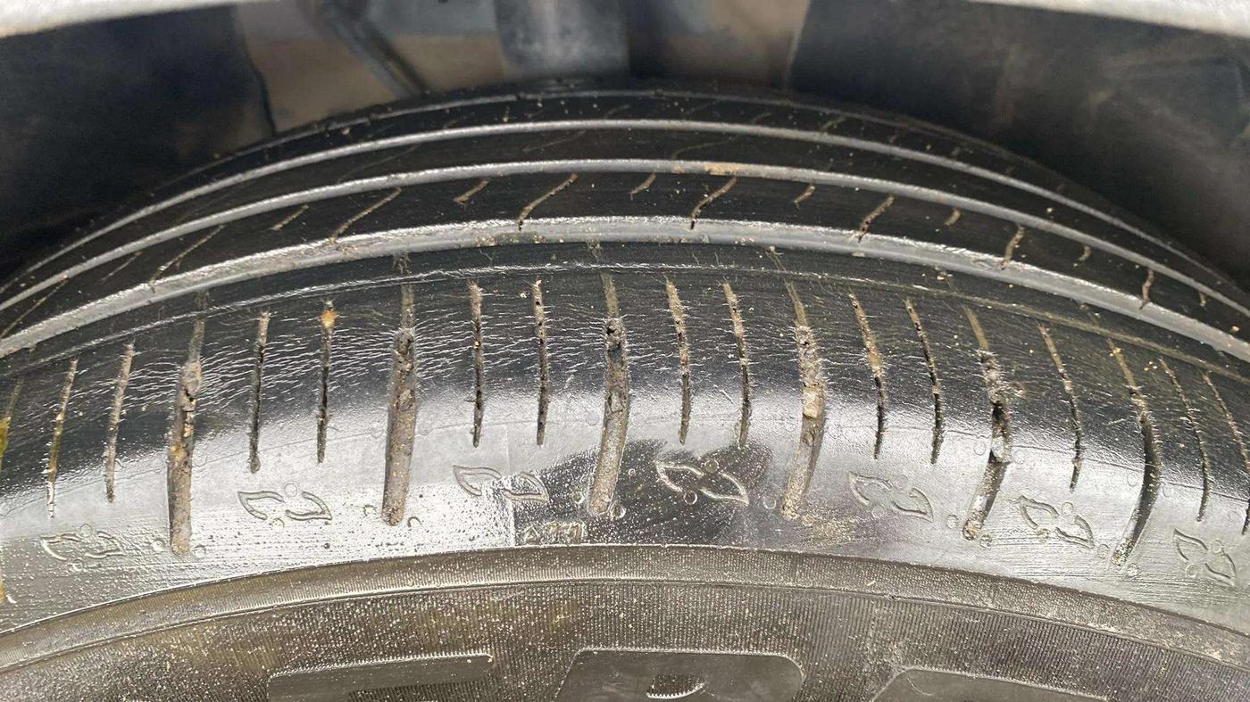 2022 Mahindra XUV700 AX 5 P MT 5 STR, Petrol, Manual, 22,083 km, Right Front Tyre Tread