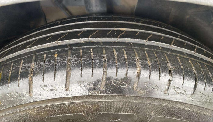 2022 Mahindra XUV700 AX 5 P MT 5 STR, Petrol, Manual, 22,083 km, Right Front Tyre Tread