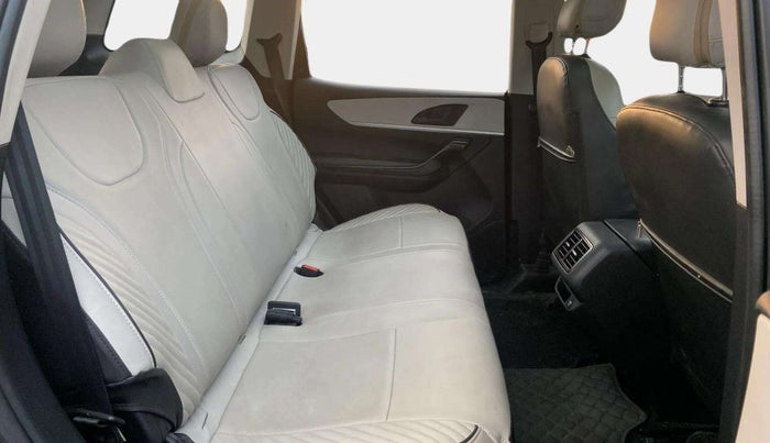 2022 Mahindra XUV700 AX 5 P MT 5 STR, Petrol, Manual, 22,083 km, Right Side Rear Door Cabin