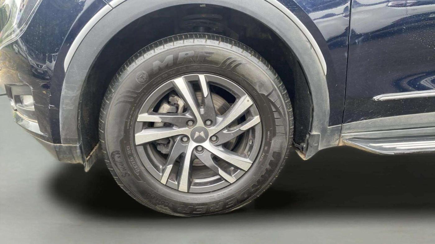 2022 Mahindra XUV700 AX 5 P MT 5 STR, Petrol, Manual, 22,083 km, Left Front Wheel