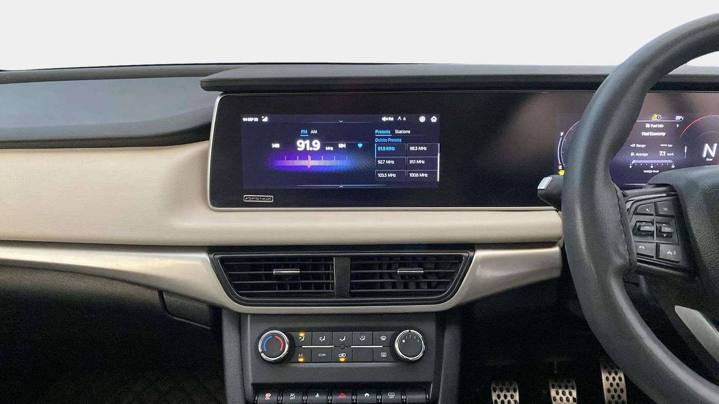 2022 Mahindra XUV700 AX 5 P MT 5 STR, Petrol, Manual, 22,083 km, Air Conditioner