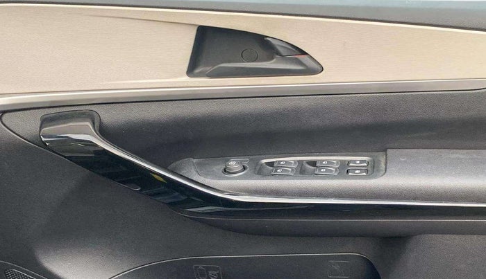 2022 Mahindra XUV700 AX 5 P MT 5 STR, Petrol, Manual, 22,083 km, Driver Side Door Panels Control