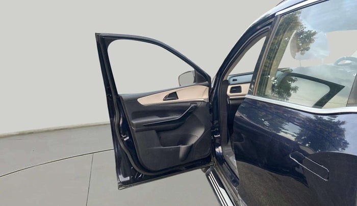 2022 Mahindra XUV700 AX 5 P MT 5 STR, Petrol, Manual, 22,083 km, LHS Front Door