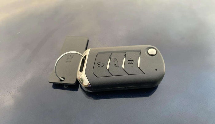 2022 Mahindra XUV700 AX 5 P MT 5 STR, Petrol, Manual, 22,083 km, Key Close Up