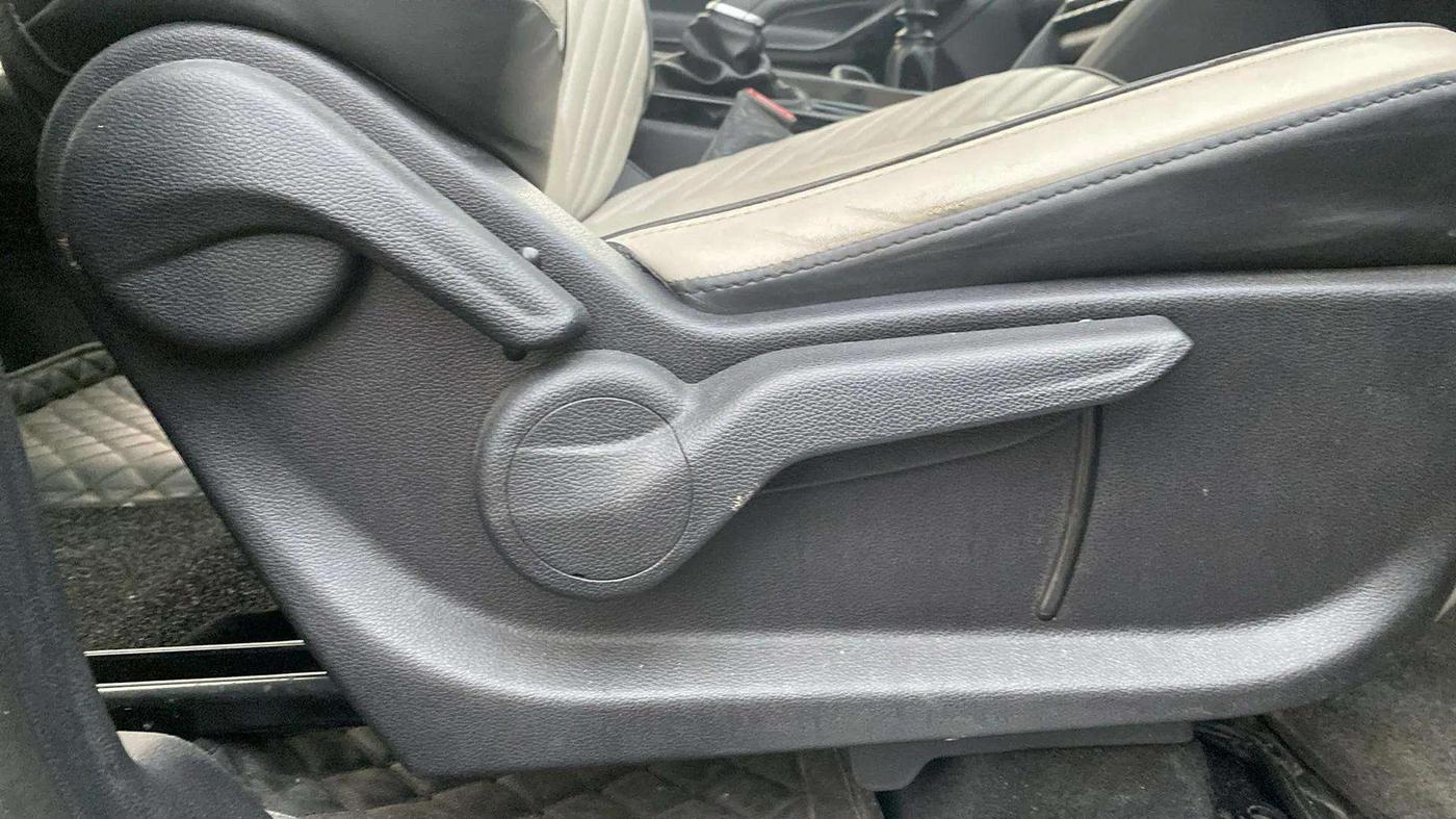 2022 Mahindra XUV700 AX 5 P MT 5 STR, Petrol, Manual, 22,083 km, Driver Side Adjustment Panel