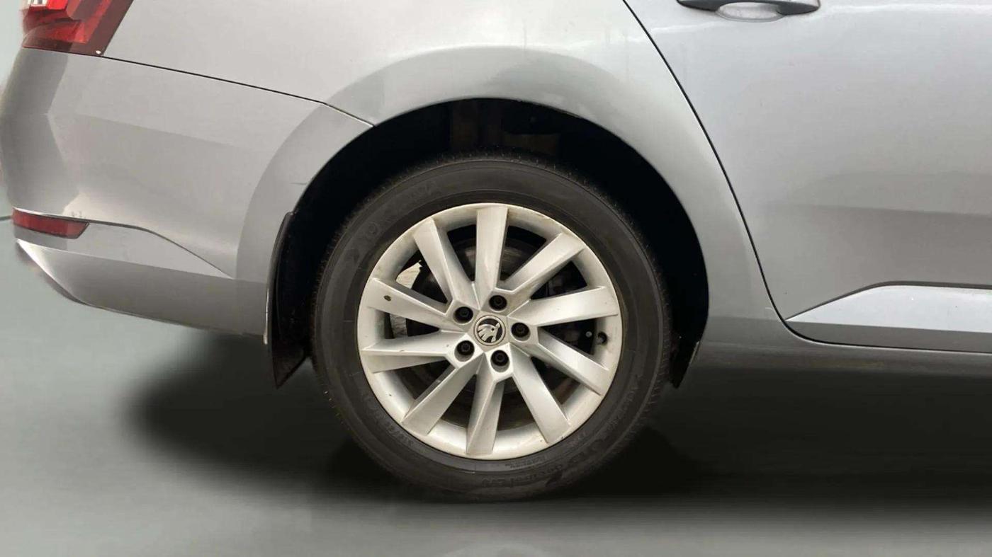 2017 Skoda Superb L&K 1.8 TSI AT, Petrol, Automatic, 54,460 km, Right Rear Wheel