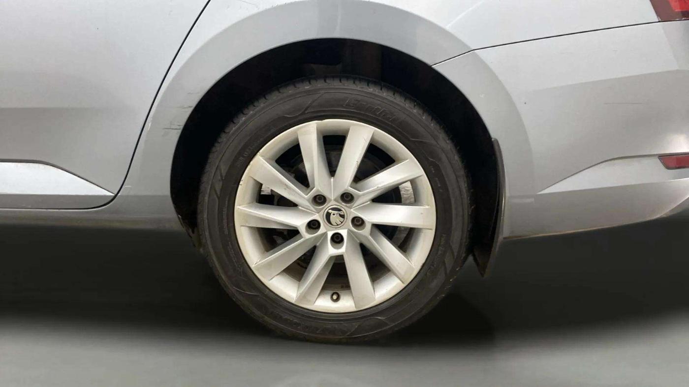 2017 Skoda Superb L&K 1.8 TSI AT, Petrol, Automatic, 54,460 km, Left Rear Wheel