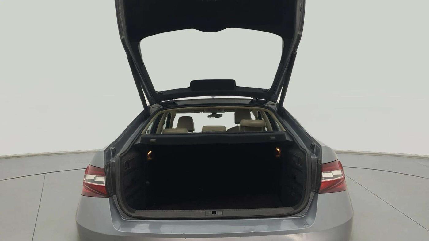 2017 Skoda Superb L&K 1.8 TSI AT, Petrol, Automatic, 54,460 km, Boot Open Zoomed View