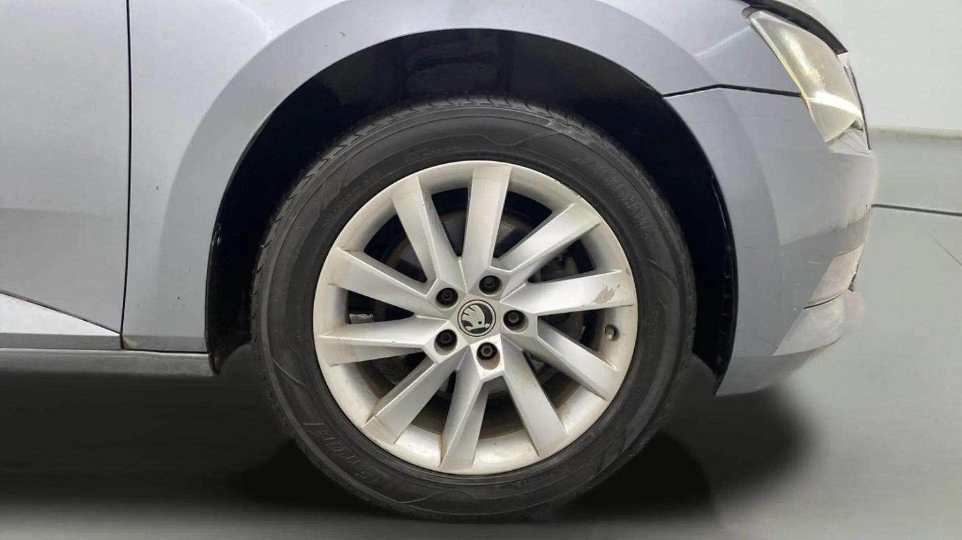 2017 Skoda Superb L&K 1.8 TSI AT, Petrol, Automatic, 54,460 km, Right Front Wheel