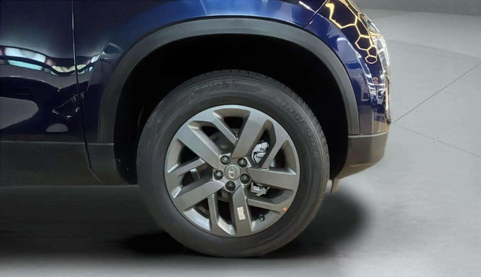 2021 Tata Safari XT PLUS, Diesel, Manual, 64,894 km, Right Front Wheel